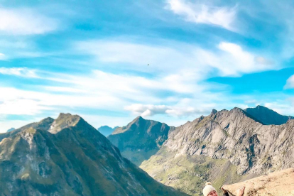 Acrobàcies a la montanya de Ryten amb vistes a la platja d'Haukland a les Illes Lofoten (Noruega)