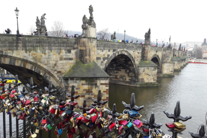 Des de Praga amb amor. Candaus al costat del pont Carles.