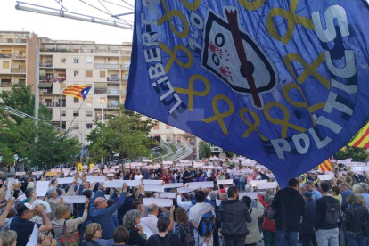 Desenes de manifestants a la plaça Ricard Viñes sota el lema 'Llibertat. L'autodeterminació és un dret'