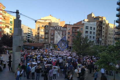 Desenes de manifestants a la plaça Ricard Viñes sota el lema 'Llibertat. L'autodeterminació és un dret'