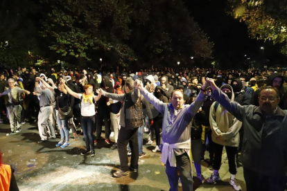 Radicals protagonitzen disturbis al centre de Lleida després de la manifestació pacífica de la vaga general.