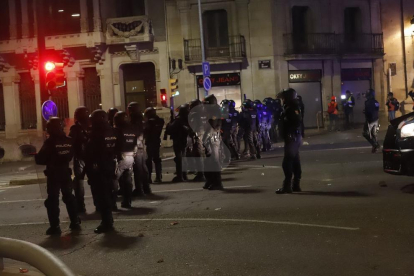 Radicals protagonitzen disturbis al centre de Lleida després de la manifestació pacífica de la vaga general.