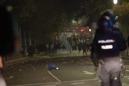 Radicales protagonizan disturbios en el centro de Lleida después de la manifestación pacífica de la huelga general.