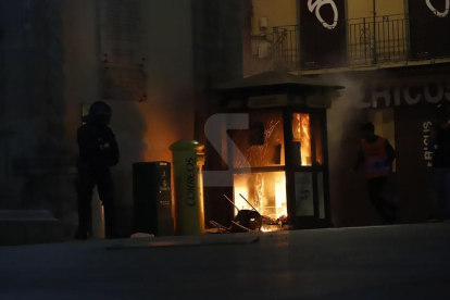 Radicales protagonizan disturbios en el centro de Lleida después de la manifestación pacífica de la huelga general.