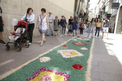 Diecisiete alfombras de colores decoran el Eje Comercial