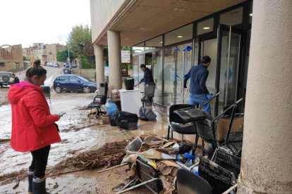 Operarios limpiando los daños al ayuntamiento de Vinaixa