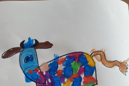 Eduard de 3 anys ha pintat la vaca de l Esbaiola't molt colorida