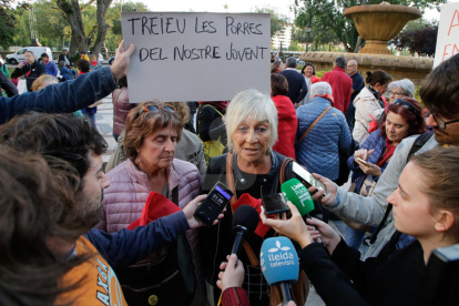 Unes 300 persones es van concentrar ahir davant de la subdelegació del Govern espanyol a Lleida en una mobilització convocada pel grup Dones Lleida per exigir la llibertat dels joves detinguts per les protestes a Ponent de la setmana passada