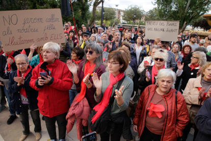 Unes 300 persones es van concentrar ahir davant de la subdelegació del Govern espanyol a Lleida en una mobilització convocada pel grup Dones Lleida per exigir la llibertat dels joves detinguts per les protestes a Ponent de la setmana passada