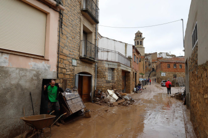 Imatges de les primeres tasques de neteja l'endemà del desastre del temporal a les comarques del pla de Lleida