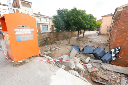 Imatges de les primeres tasques de neteja l'endemà del desastre del temporal a les comarques del pla de Lleida