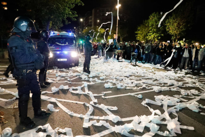 La marxa va anar de Ricard Viñes fins a la subdelegació del Govern || Van tirar els rotllos a la plaça de la Pau i davant la comissaria de la policia de Prat de la Riba