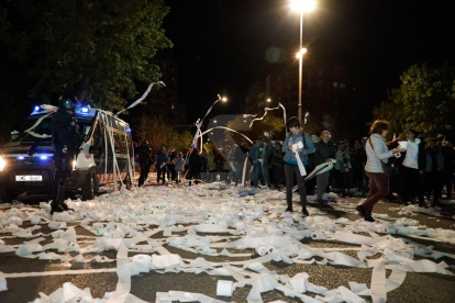 La marxa va anar de Ricard Viñes fins a la subdelegació del Govern || Van tirar els rotllos a la plaça de la Pau i davant la comissaria de la policia de Prat de la Riba
