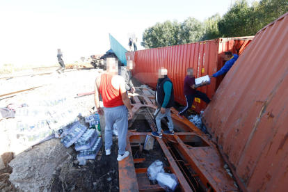 Desenes de persones desvalisen el tren accidentat de Continental Rail a Puigverd de Lleida