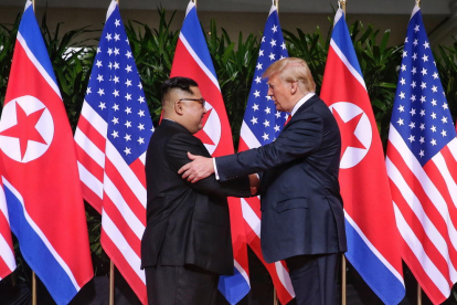 La cimera entre Trump i Kim comença amb una encaixada de mans