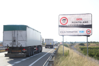 Pancartas para reclamar el desvío de camiones también en el tramo entre Lleida y Les Borges Blanques. 
