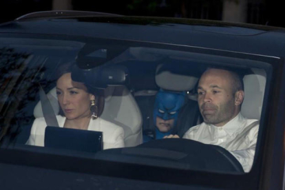 Andrés Iniesta i la seua dona, al cotxe.