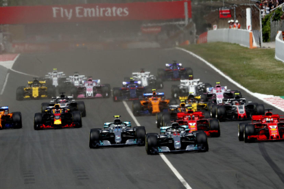 Lewis Hamilton (Mercedes) celebra al podi la victòria al Gran Premi d’Espanya amb el trofeu.