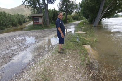 El alguacil de La Granja d’Escarp en la zona de picnic cerca de la confluencia del río Cinca con el Segre, donde el agua cortó los accesos. 