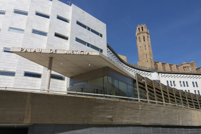 Vista general de la entrada de la Audiencia de Lleida, en los juzgados del Canyeret. 
