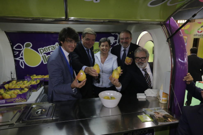 El ministro de Agricultura, Luis Planas, visitó también el salón dedicado a la fruta dulce Eurofruit.