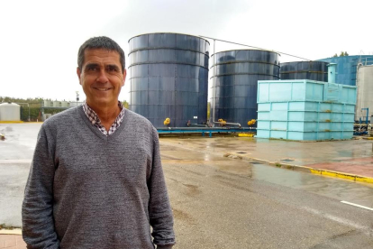 Eduard Cau, ayer en las instalaciones de la planta de purines de Tracjusa, en Juneda.