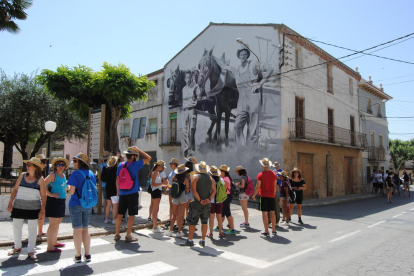 El grup d’adolescents de la Noguera i de l’Alt Empordà als carrers de Penelles on va iniciar la seua visita per la comarca.