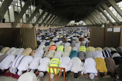 Musulmanes rezando en Lleida, en una imagen de archivo.