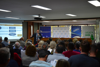 Antonio Benavides durante su conferencia ayer en la sede de la Coell en Lleida.