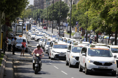 Moment en què els taxistes passen per l’avinguda Madrid per arribar a la subdelegació del Govern.