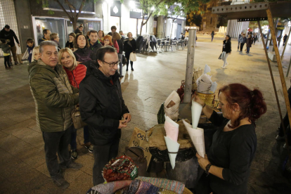 Desenes de persones feien cua ahir per comprar castanyes a la plaça Sant Joan.
