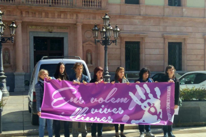 Integrants del Grup Dones de Lleida s'han concentrat davant de la subdelegació del Govern.
