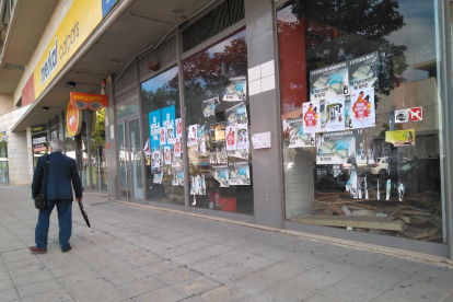 El escaparate de un local vacío de la calle Pere de Cabrera, ayer lleno de carteles.
