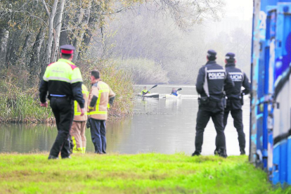 Dos piragüistas ayudaron a sacar el cuerpo sin vida del río y llevarlo hasta la orilla. 