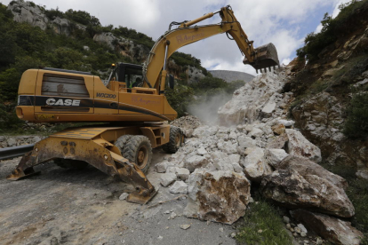 Imatge dels treballs per retirar les roques de la carretera de Vilanova de Meià a Gavet de la Conca.