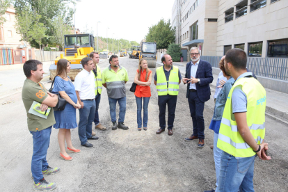 L’alcalde, Fèlix Larrosa, va visitar ahir les obres del carrer Montserrat Roig.