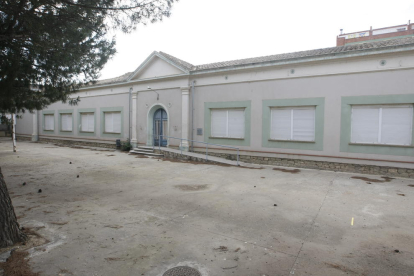 La escuela Francesc Feliu de Aitona, que será centro de servicios.
