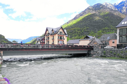 El riu Segre a Balaguer, on va assolir una punta màxima de 380 metres cúbics per segon.