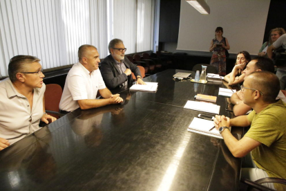 Larrosa se reunió ayer con el alcalde de Sucs, Guillem Boneu, y representantes de la plataforma.