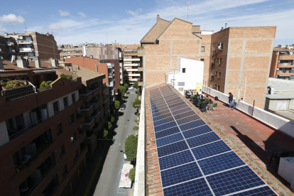 Vista de las 48 placas de autoproducción fotovoltaica instaladas en el tejado de las Llars del Seminari, en la calle Maragall de Lleida. 