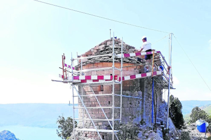 Las obras para restaurar la ermita de la Pertusa.