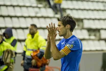 Álex Albístegui saluda l’afició del Lleida a l’acabament del partit contra l’Hèrcules.