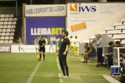 Gerard Albadalejo dóna instruccions als jugadors durant el partit davant del Vila-real B.