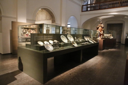 La tabla cedida por el MNAC, izquierda, se estrenó ayer junto a las otras 4 de la colección del Museu.
