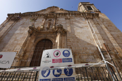 La iglesia de Algerri está vallada desde el pasado día 20 de abril. 
