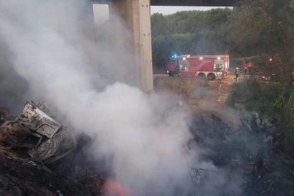 El camió es va incendiar després de caure per un pont de l’N-II a Fraga.