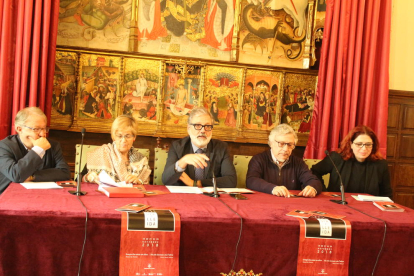 L’alcalde de Lleida, Fèlix Larrosa, va presidir ahir a la Paeria la presentació del Festival de Poesia.