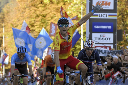 El ciclista murciano, eufórico en el momento de cruzar como ganador la meta en Innsbruck.