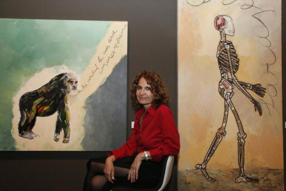 La escritora, ayer junto a obras de Guinovart en el Museu de Lleida.