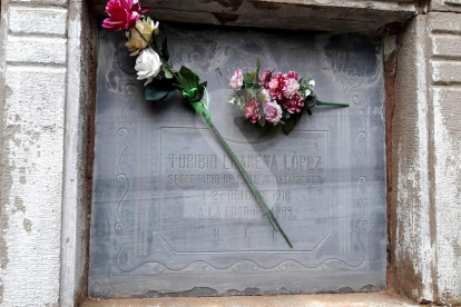 La làpida de Toribio Llarena, repadrí del jutge Llarena, al cementiri de Torregrossa
